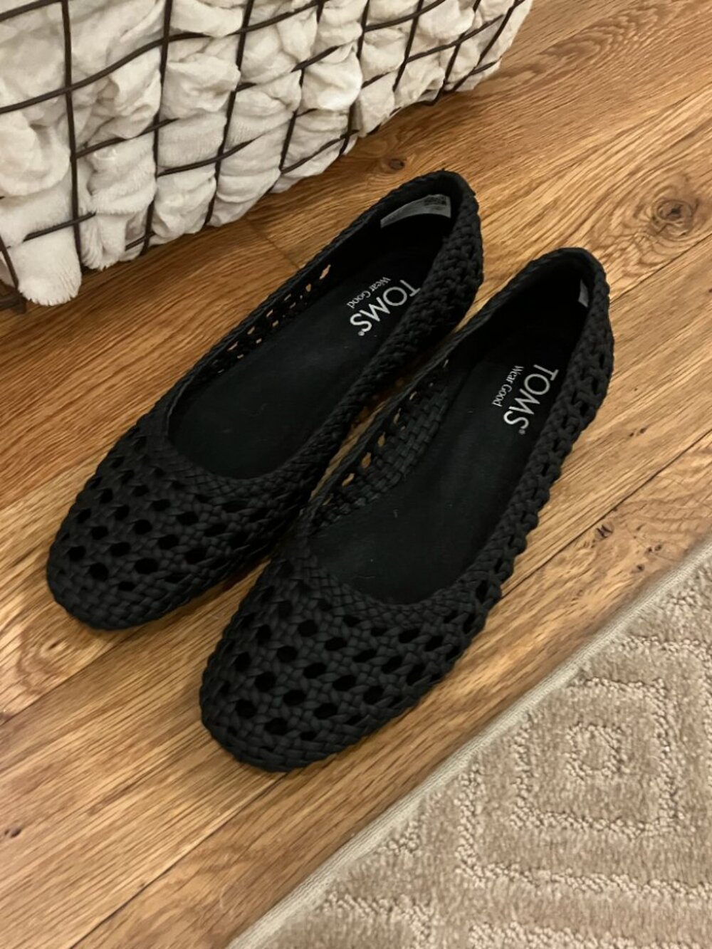 EUC Women's TOMS flat shoes size 6